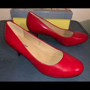 Red pumps. Size 7 1/2 red comfort heels.